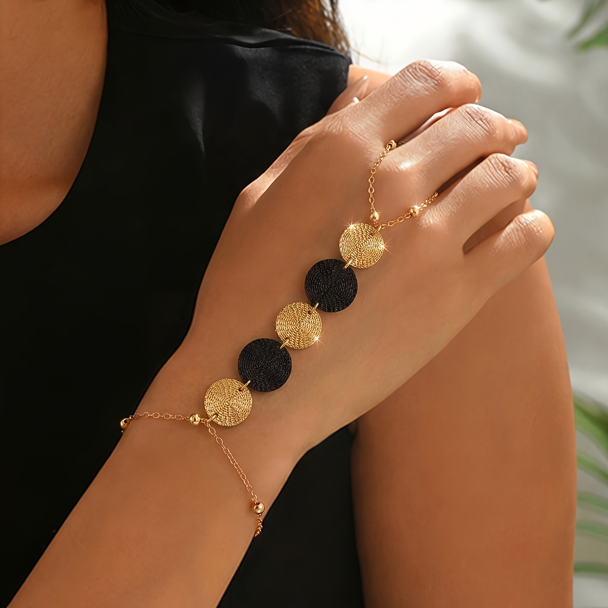 TEMU 1pc Women's Fashion Fingerless Bracelet, Simple Creative Geometric Shape Textured Disc With Thin Chain, For Spring/summer Daily Wear, Parties,