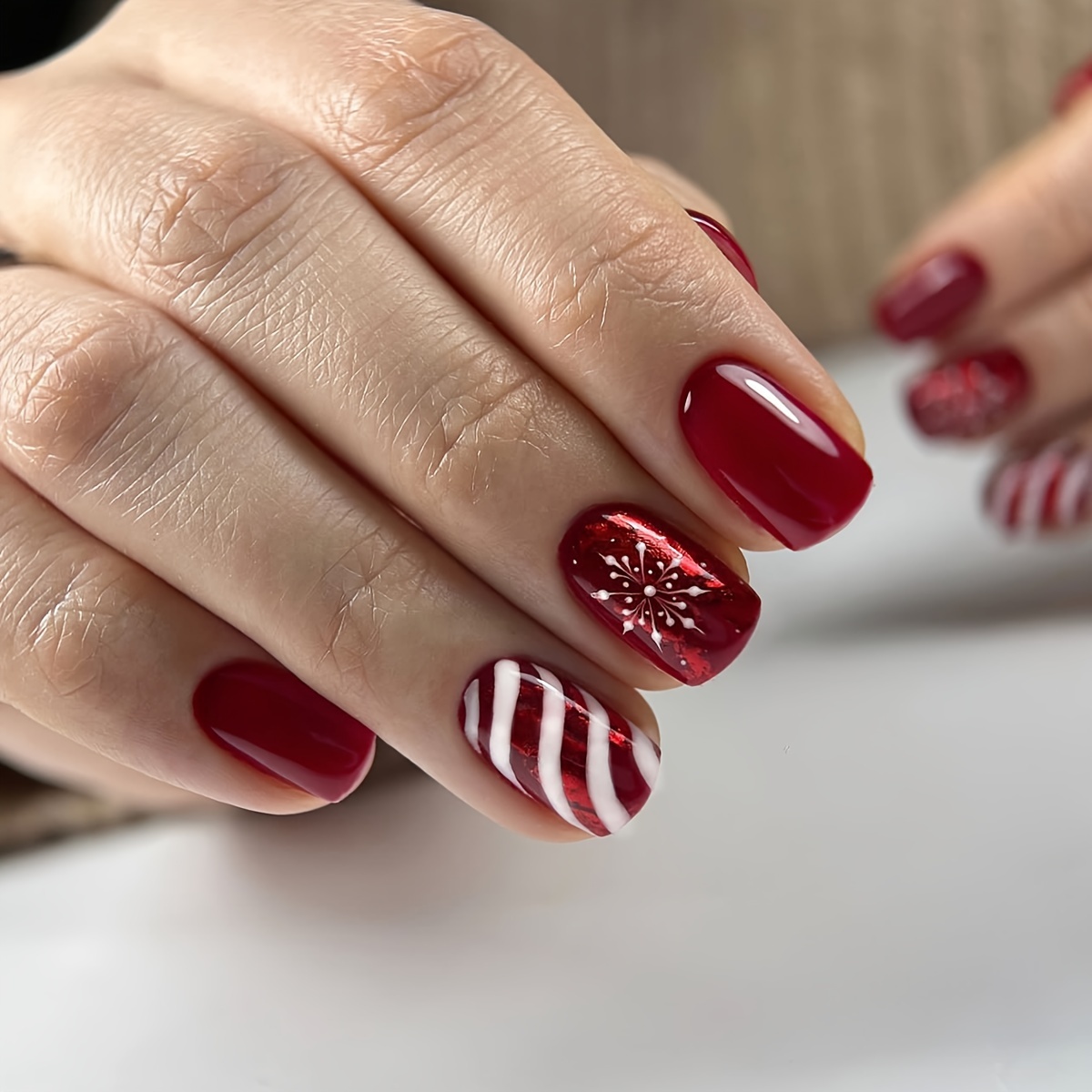 

Christmas And Snowflake Press-on Nails, Mixed Red Tones, Short Length, Glossy Finish, Holiday Design, 24 Piece Set