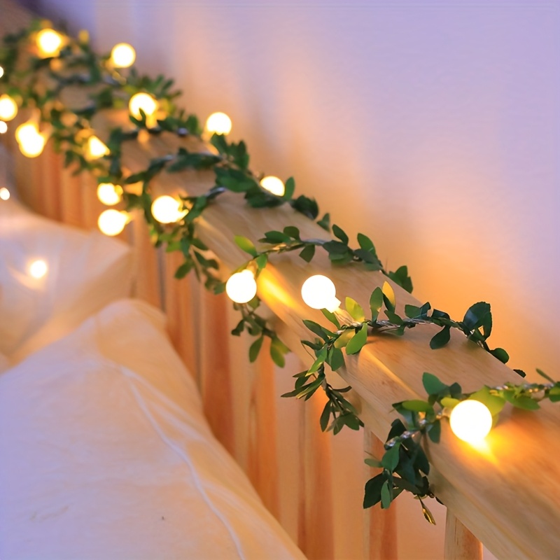 LED Efeu Lichterkette mit kleinen weißen Kugeln, runde Lichterkugel-Set mit grünem Ranken-Kranz * für Schlafzimmer, Zimmer, Wände, Partys, Hochzeiten, Festivals, Innenbereich Halloween Weihnachten für