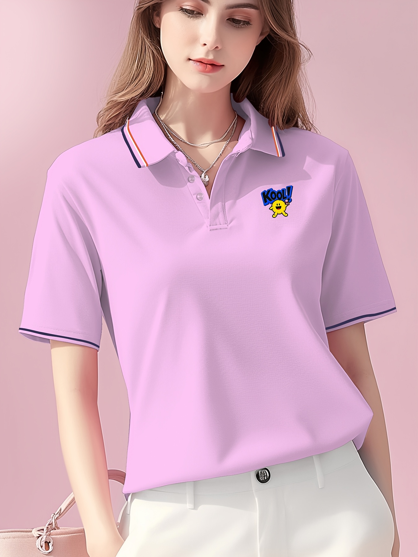 품목 사진 음료수 들고 있는 멋진 노란색 캐릭터 프린트 여성용 캐주얼 반팔 폴로 셔츠, 세 개의 버튼 칼라 디자인, 칼라 및 소매 끝 컬러풀   트림 - 7