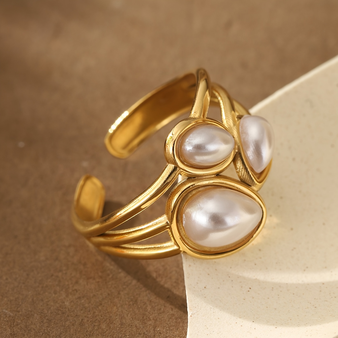 טבעת נירוסטה גיאומטרית אחת לנשים עם סגנון 3 פניני יוקוטיות עם סגנון 3 יומיומי