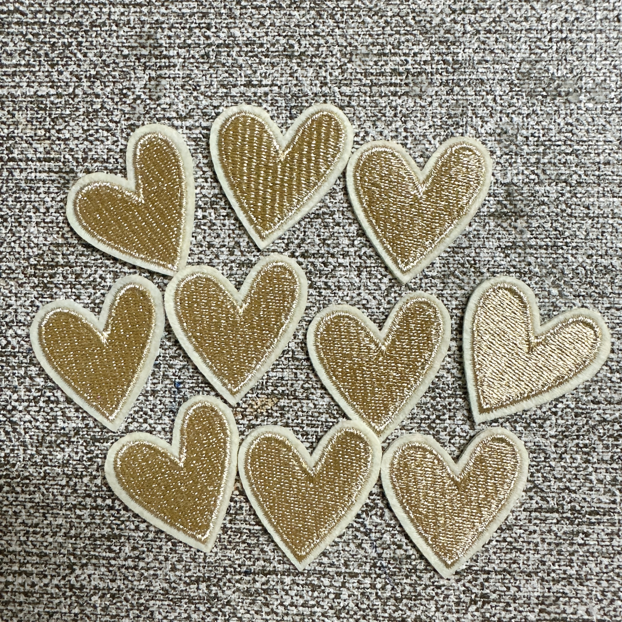 E-shop 10 goldene herzförmige Stickaufnäher – zum Aufbügeln Aufnähen, feine Handstickerei, geeignet für DIY-Kleidung, Jacken, , Hüte, Stoffhandwerk,