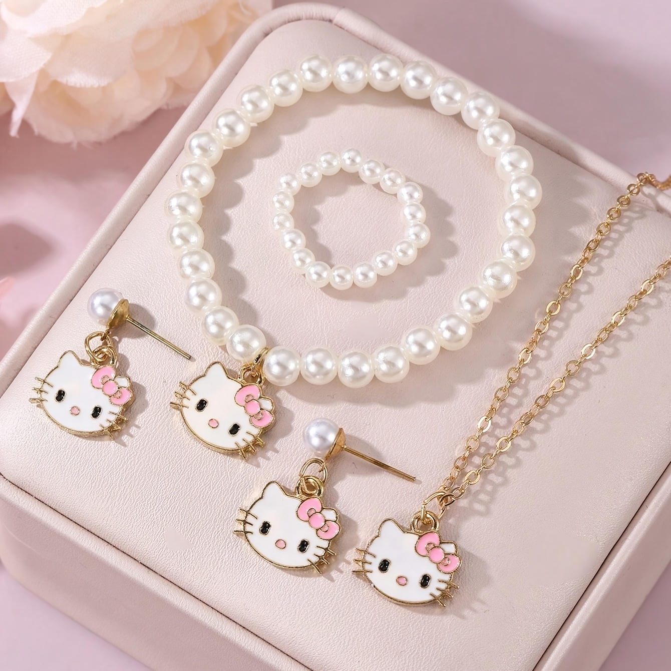 E-shop Sanrio 5-teiliges Schmuckset mit künstlichen Perlen aus Legierung, bestehend aus Halskette, Ohrring, Armband, Ring und Anhänger