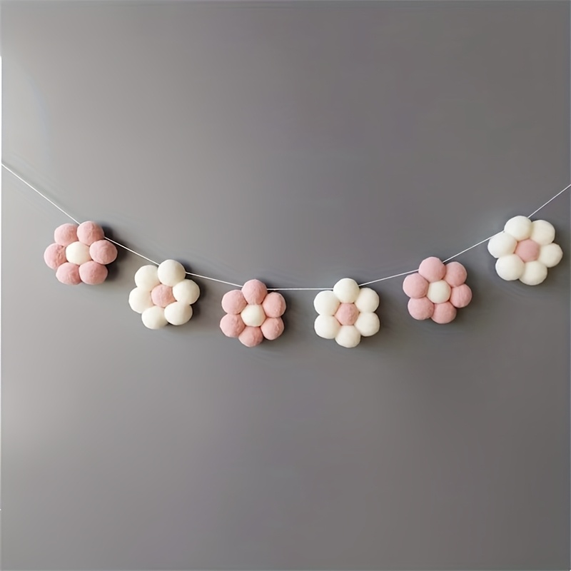 E-shop Handgefertigte Pompon-Gänseblümchen-Girlande im nordischen Stil zum Dekorieren von Regalen und Wänden, mit rosa Gänseblümchen, geeignet für