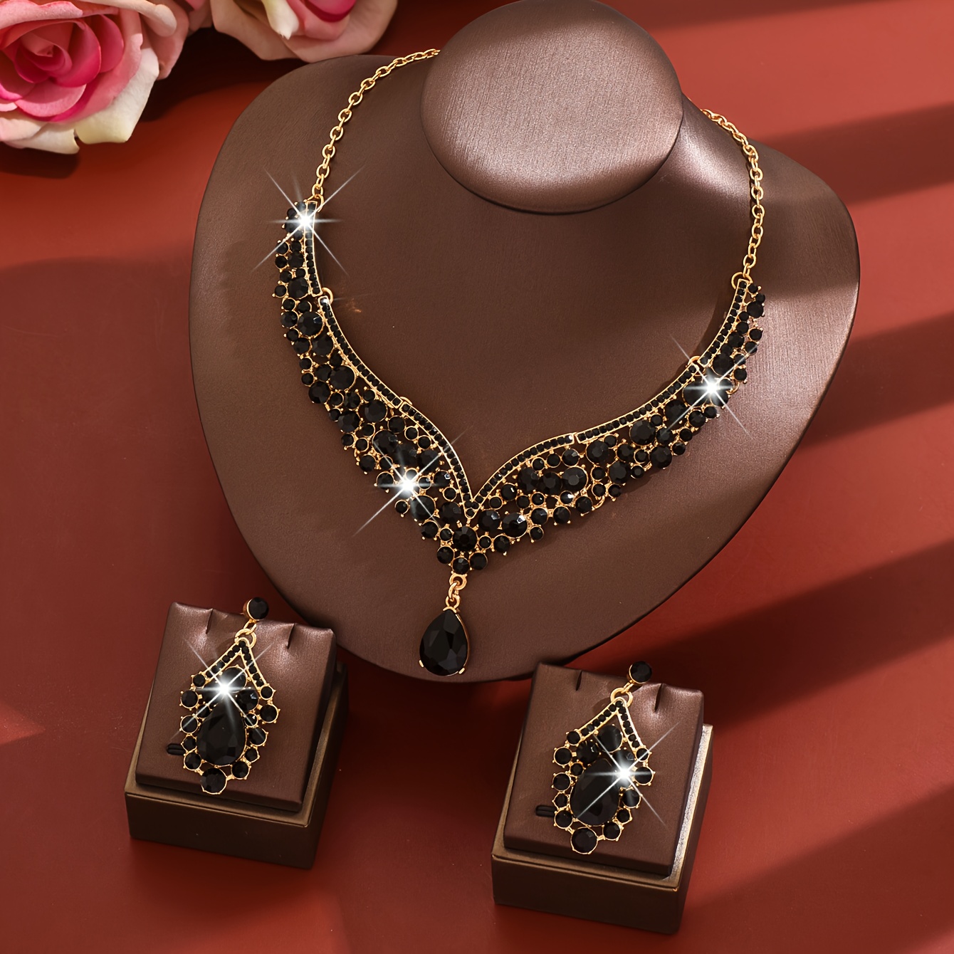 E-shop Edles und luxuriöses Damen Schmuckset, Halskette und Ohrringe aus Zinklegierung, das den Charakter von und Aristokratie zeigt, geeignet für