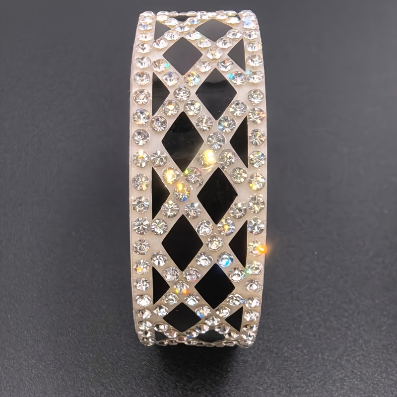 TEMU Bande Décorative Auto-Adhésive en Treillis de Strass 1.55Cm X 92Cm, Autocollant de Strass Tout Brillant pour Robe, Tenue, Fête, Décoration