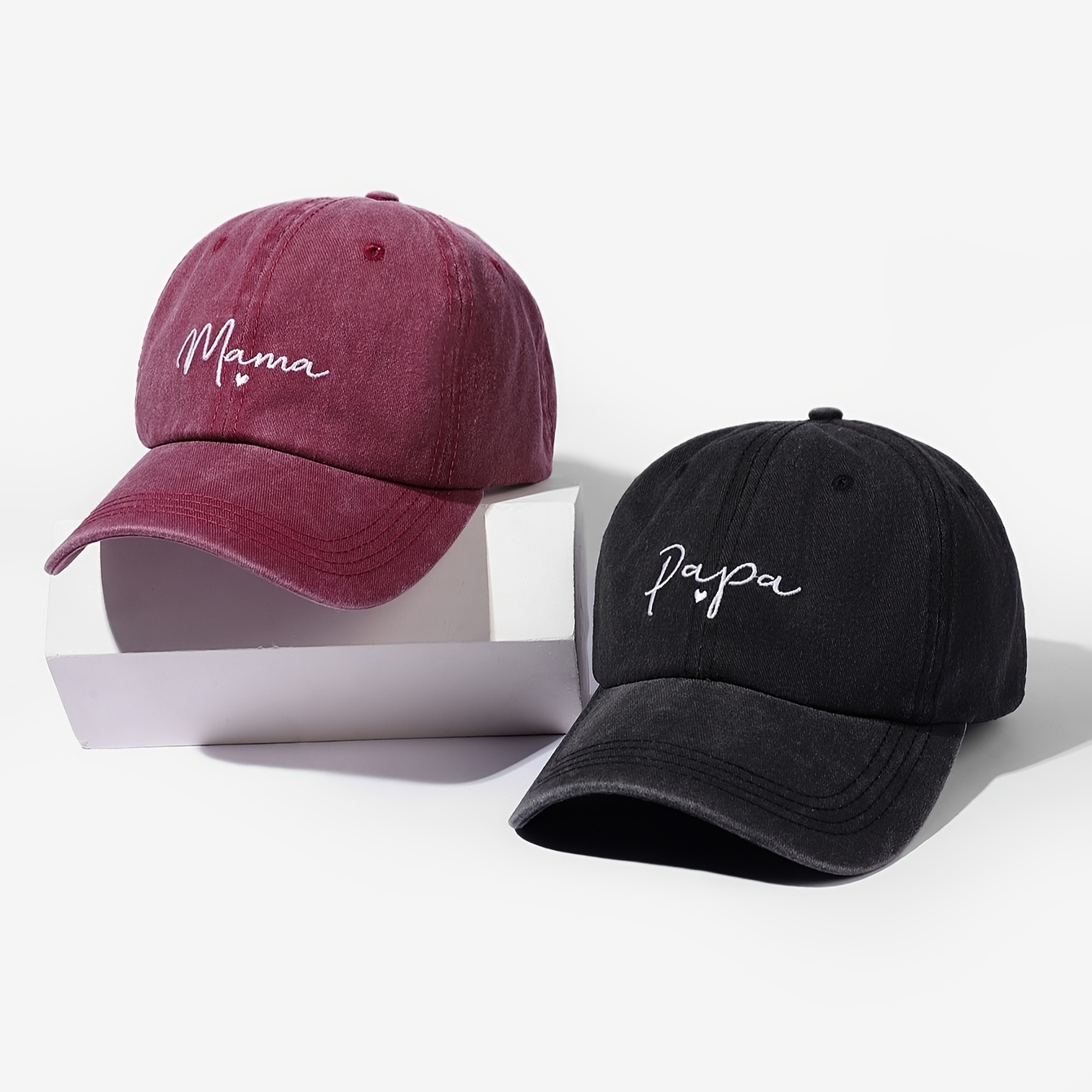 E-shop Ein Set aus 2 Stück lässigen, niedlichen, eleganten und im Vintage-Stil gestickten "Mama und Papa" Baseballkappen, geeignet für Outdoor-Freizeit