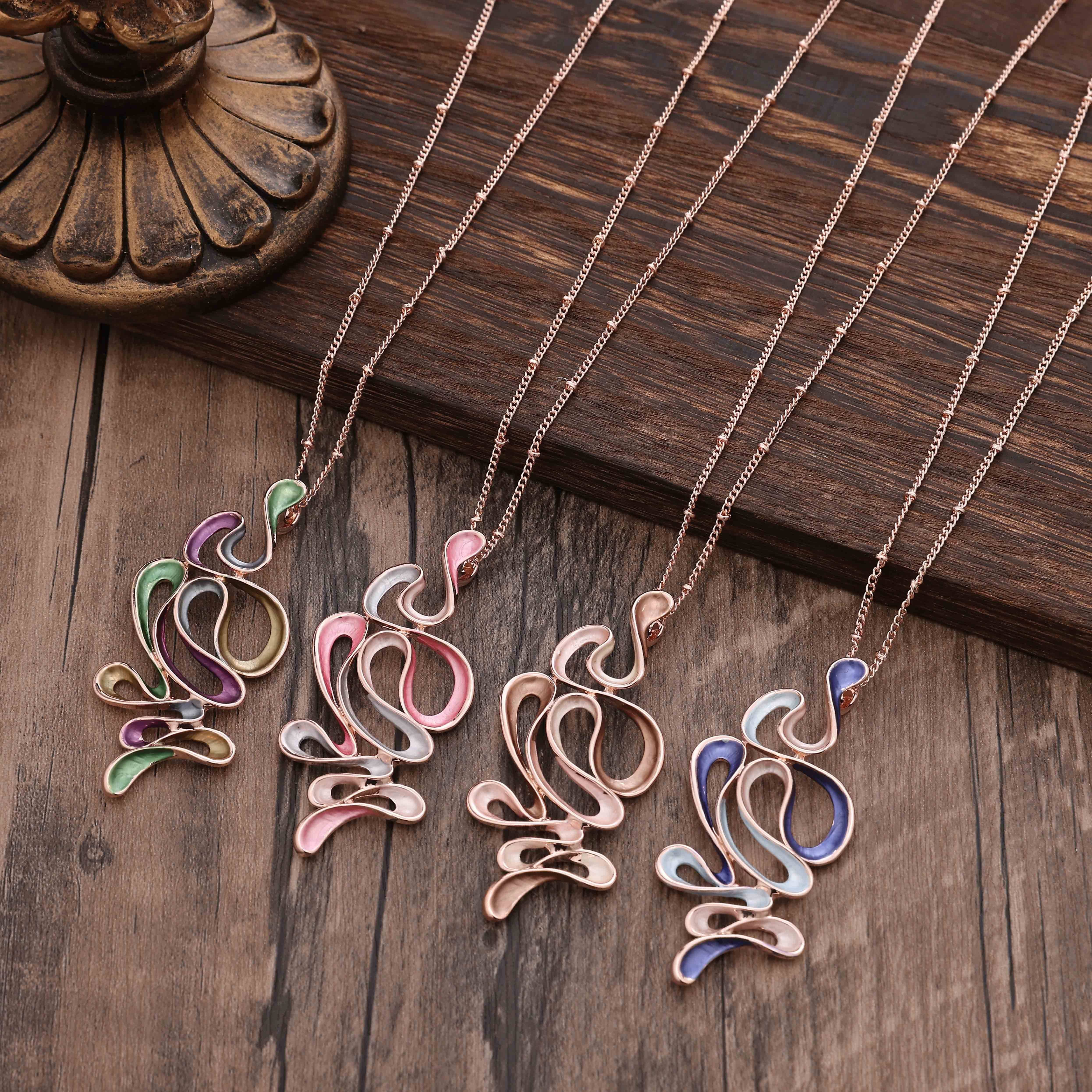 

Two-color Irregular Pendant Necklace Daily Holiday Wear Necklace For Women Elegant Silver Plated Jewelry