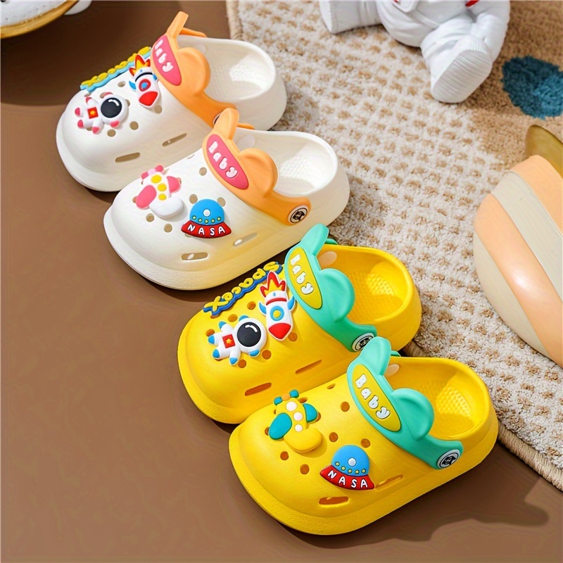 

Casual Breathable Clogs With Cute Cartoon Charms For Boys, Quick Drying Lightweight Anti Slip Clogs For Indoor Outdoor Shower Beach Pool, All Seasons
