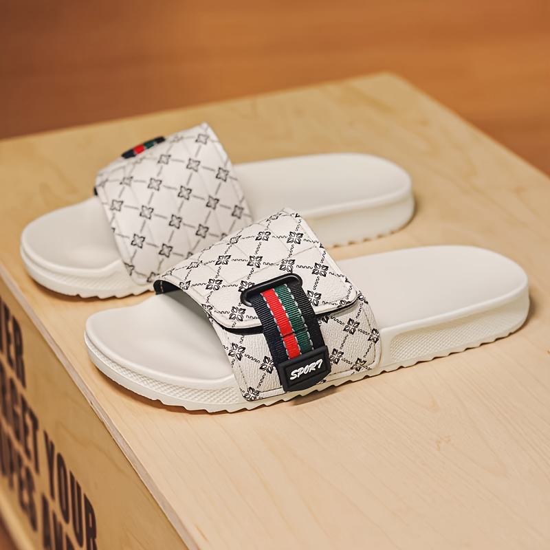 Sandales de Luxe à Enfiler Homme Sandales Unisexes de Luxe à Enfiler - Semelle Épaissie en EVA et Tissu PU Doux à Rayures, Chaussures Universelles Intérieures et Extérieures pour Toutes les Saisons, Chaussures de Fête Décontractées et Confortables (Noir/Blanc) - Style Neutre, Chaussures pour Femmes