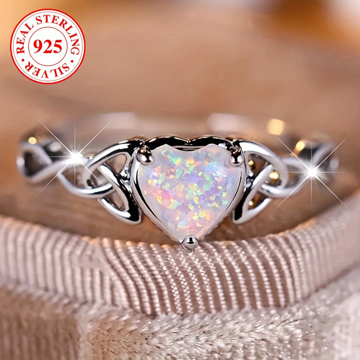 

Bague en argent sterling S925 d'inspiration bohème-élégante avec un cœur en opale et un motif de nœud celtique, idéale comme bague de fiançailles ou de mariage.