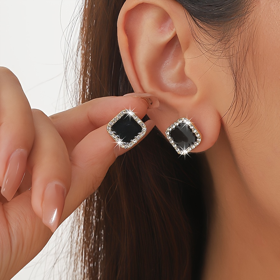 

Boucles d'Oreilles Élégantes à Clous Géométriques Carrées avec Strass Scintillants - de & Acier Inoxydable, Parfaites pour Tenue Décontractée