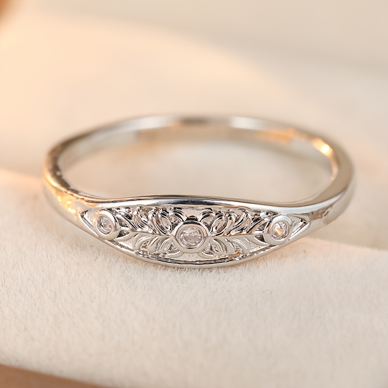 TEMU Anillo delicado para mujer con grabado floral vintage, banda estilo sello de color plateado con de hojas en relieve y de circonita sintética,