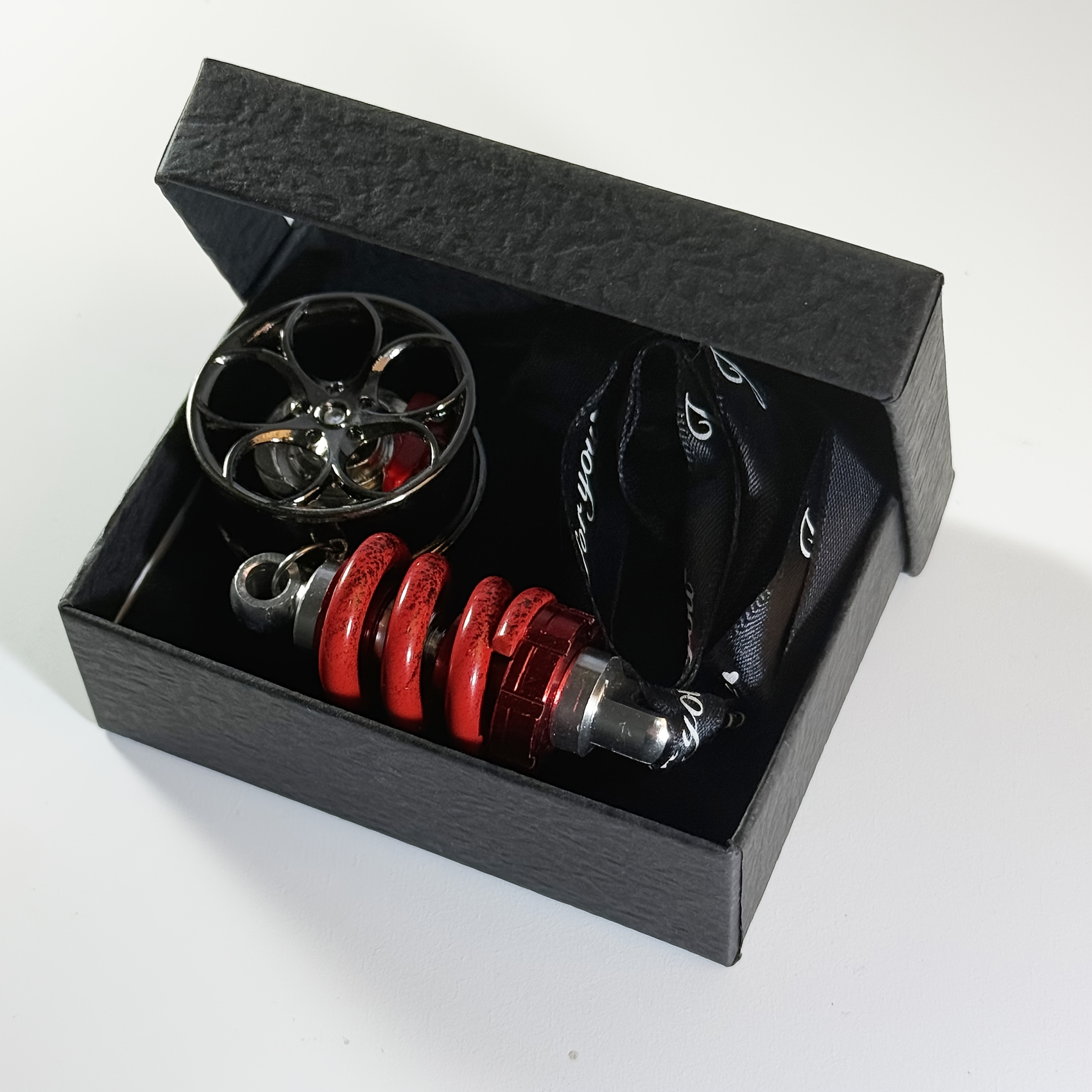 E-shop Geschenkbox-Set: Coole Radnaben-Bremszange & Stoßdämpfer-Rückspiegel-Anhänger, Modifikationskultur-Innendekoration Hängeornament, Drehbare
