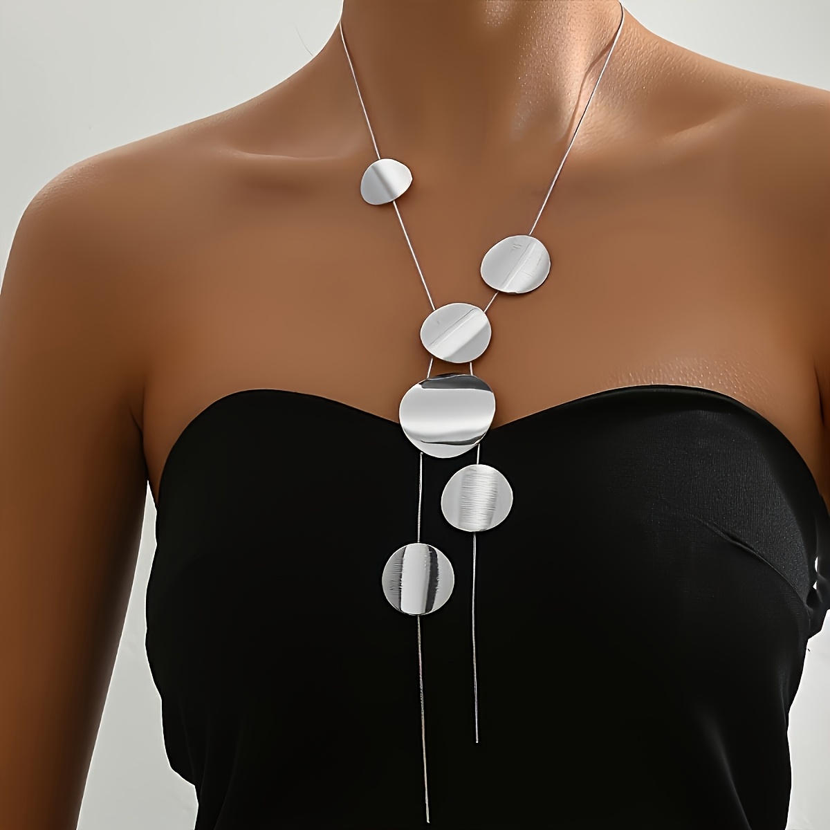 Image of A Fashionable Women's Necklace, A Round Irregular Pendant Necklace, An Elegant Accessory With Round And Thin Snake Chain, The For Attending Events, Banquets, And Clothing Matching
