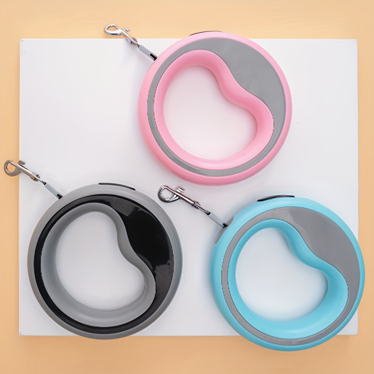 One 2.5-meter Retractable Leash with a Circular Ring, One-click Lock, and Free Adjustable Length. A Hand-loop Style Lead Suitable for Taking Small Dogs for Walks