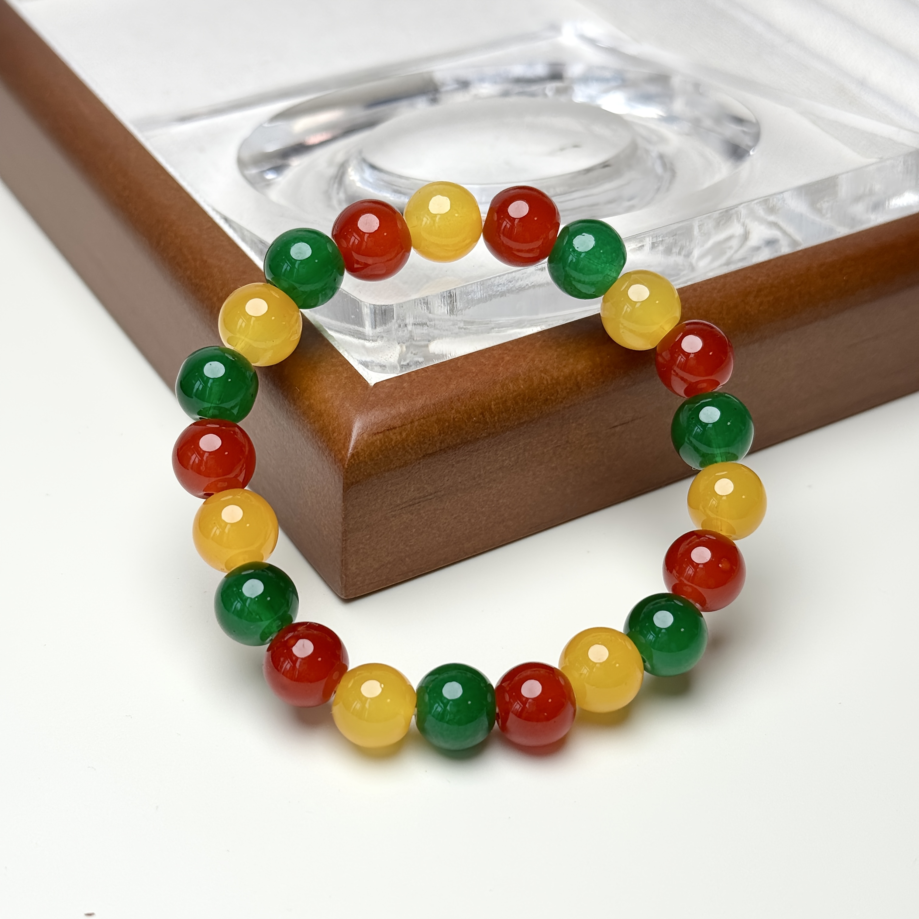 E-shop 1 Stück handgefertigtes rotes, gelbes und grünes Glasarmband mit einem Karneval der Farben am Handgelenk