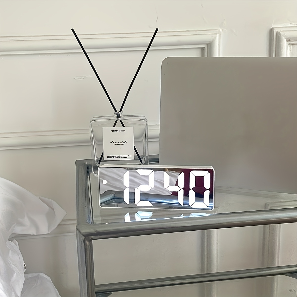 1pc LED mirror bedside alarm clock 12/24 hours battery plug-in/two power supply methodsHome decoration artwork can be put in the bedroom study can be used as Christmas Thanksgiving Mother's Day gift.