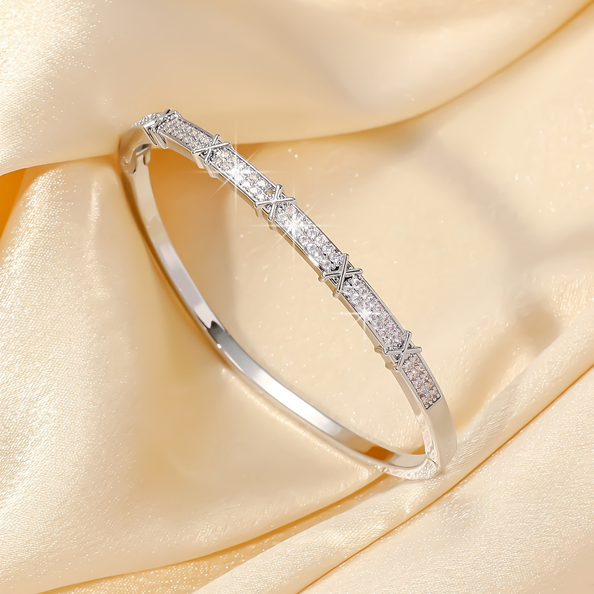 

A Sparkling And Fashionable X-shaped Ladies Bracelet From Korea, Versatile For Weddings, Celebrations, And Banquets, With Low Allergenicity.