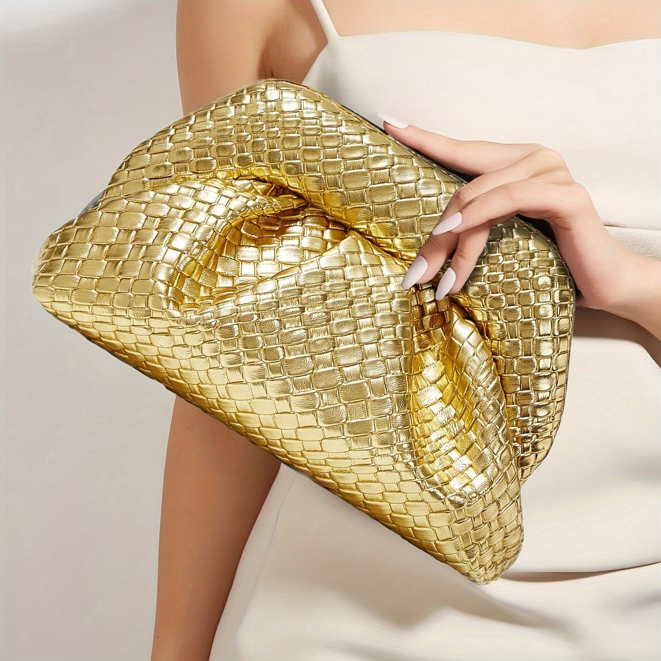 

A Stylish And Luxurious Golden Woven Embossed Clutch, A Lightweight Evening Bag With , Suitable For Dinners, Weddings, Parties, And Dates, With Evening Gowns.