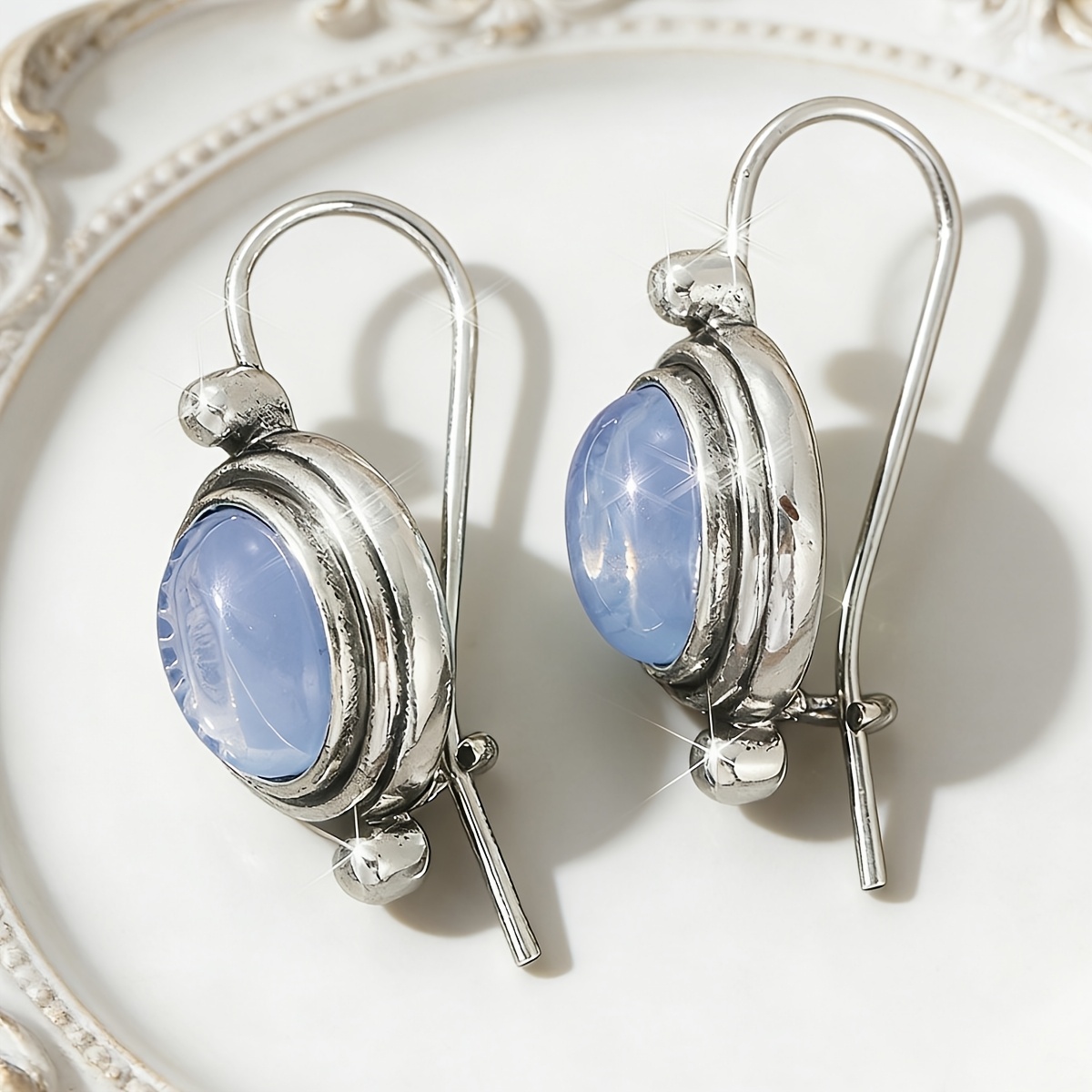 Image of A Pair Of Vintage Elegant Geometric Earrings With Oval Resin, Suitable For Everyday Gifting And Wearing At Banquet Occasions For Women