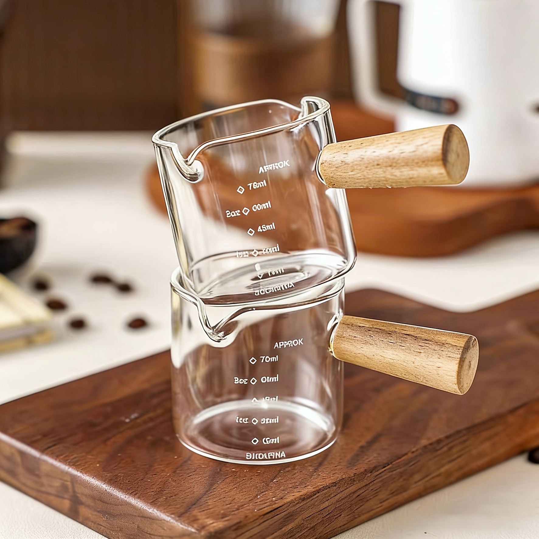 E-shop Set mit 2 Mini-Kaffeetassen aus Borosilikatglas, kleine Milchtassen, Espresso-Messbecher, Latte-Tassen, mit schrägem Ausguss-Design.