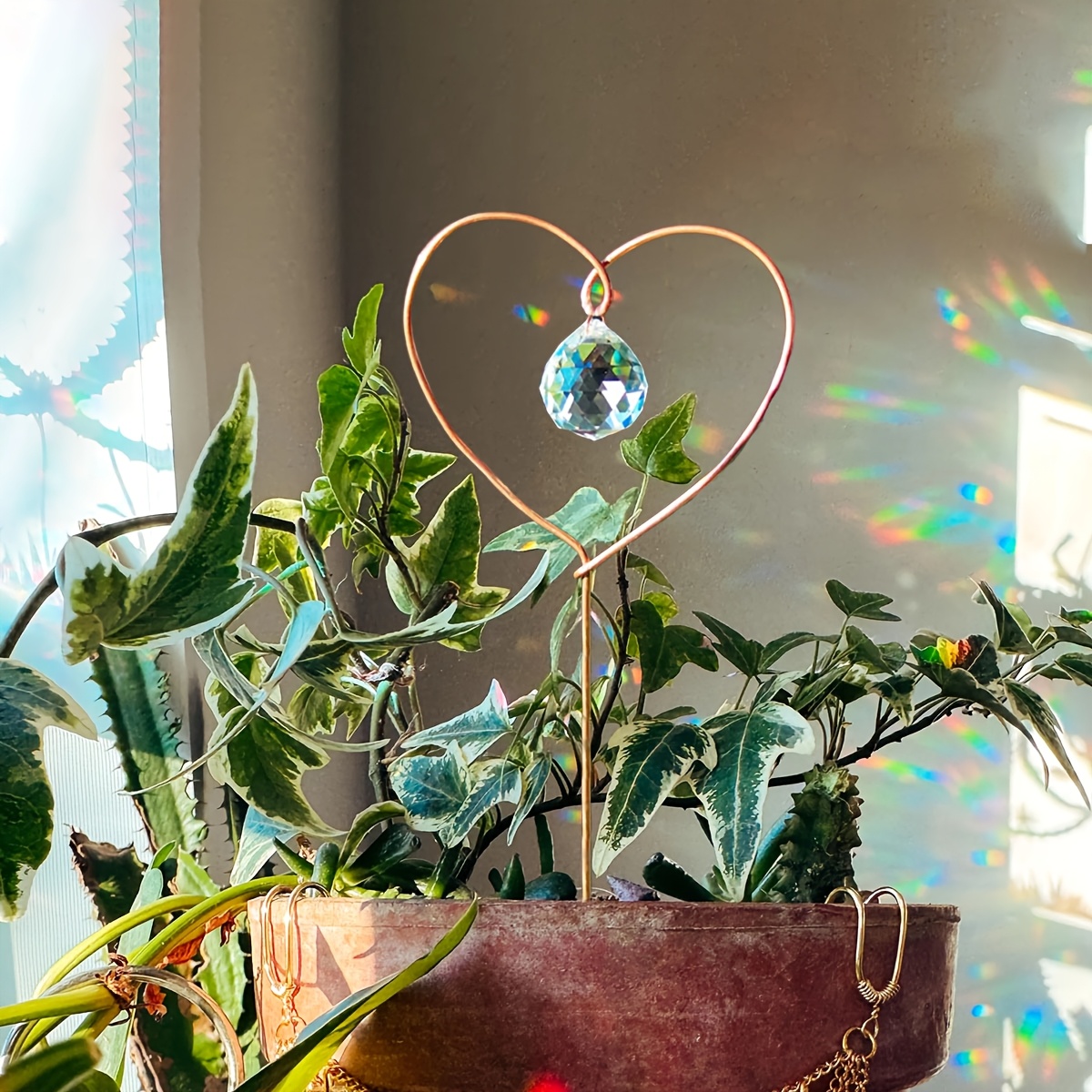 E-shop Eine kupferfarbene, herzförmige Kristallglas-Gartenpflanzenschale mit einem herzförmigen Gartenstake aus Metall. Dieser klassische Stil ist für