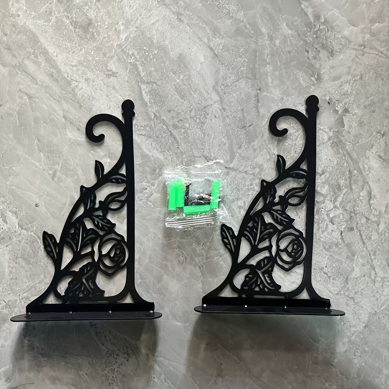 E-shop 2 Schwarze Metall Hängekörbe mit Blumenmuster und Rosen- und Blätterdesign - Robuste Wandhaken für Blumenkörbe im Freien, Solarleuchten,