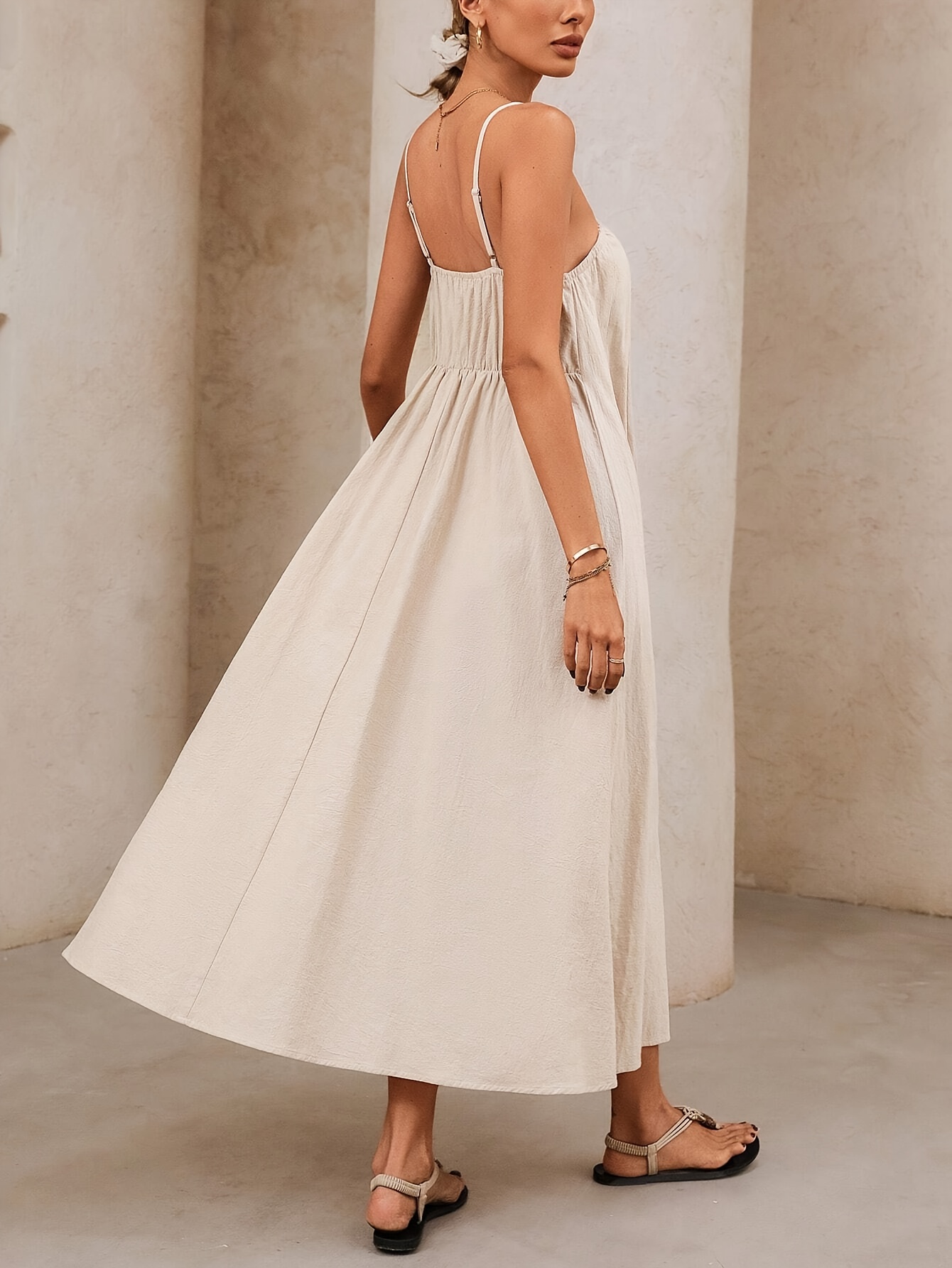 beige maxi jurk zonder mouwen voor dames met geruimde detail