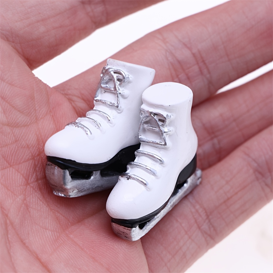 Image of Dollhouse Miniature Simulated Ice Skates Resin Model Ornament, Miniature Skiing Scene Sports Equipment Prop Accessory Model, Cottage Decoration, Pocket Scene Diy Small Parts
