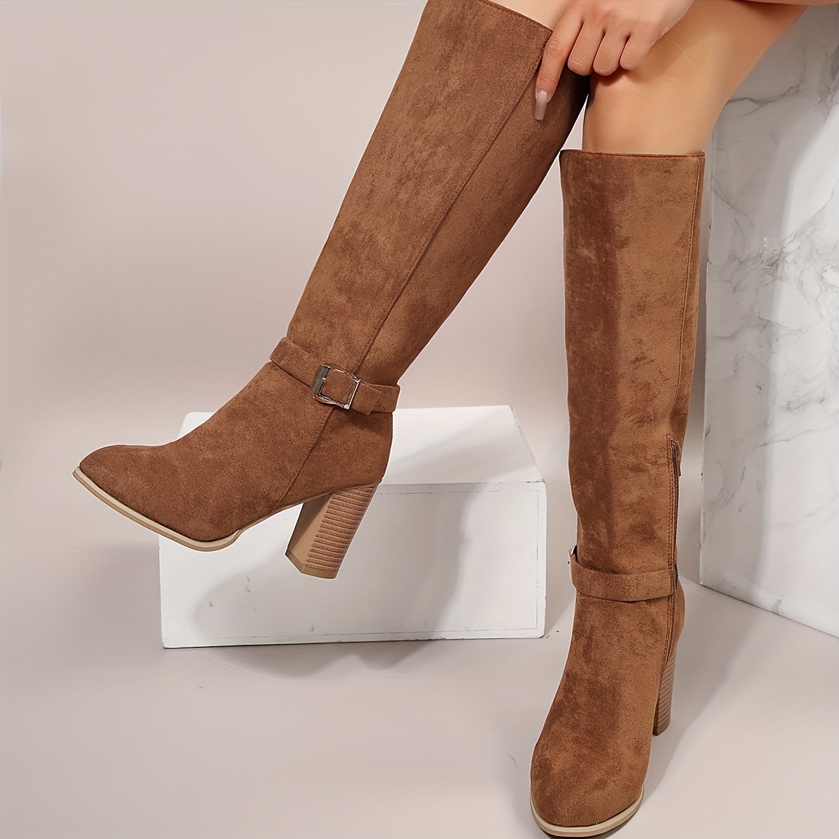 

Bottes genoux élégantes pour femmes avec talon épais, fermeture éclair, cuir de couleur unie, semelle en TPR, doublure en tissu, lavable à - de robe appropriée