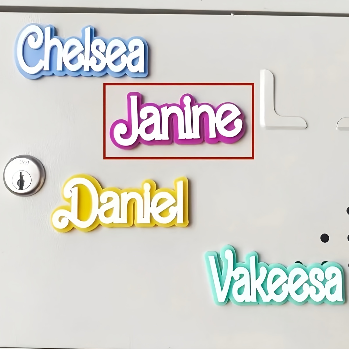 E-shop Ein personalisierter Acryltext-Magnet für den Kühlschrank, mit einem doppellagigen Design, ideal zum Schmücken von Schränken und Kisten. Dieses