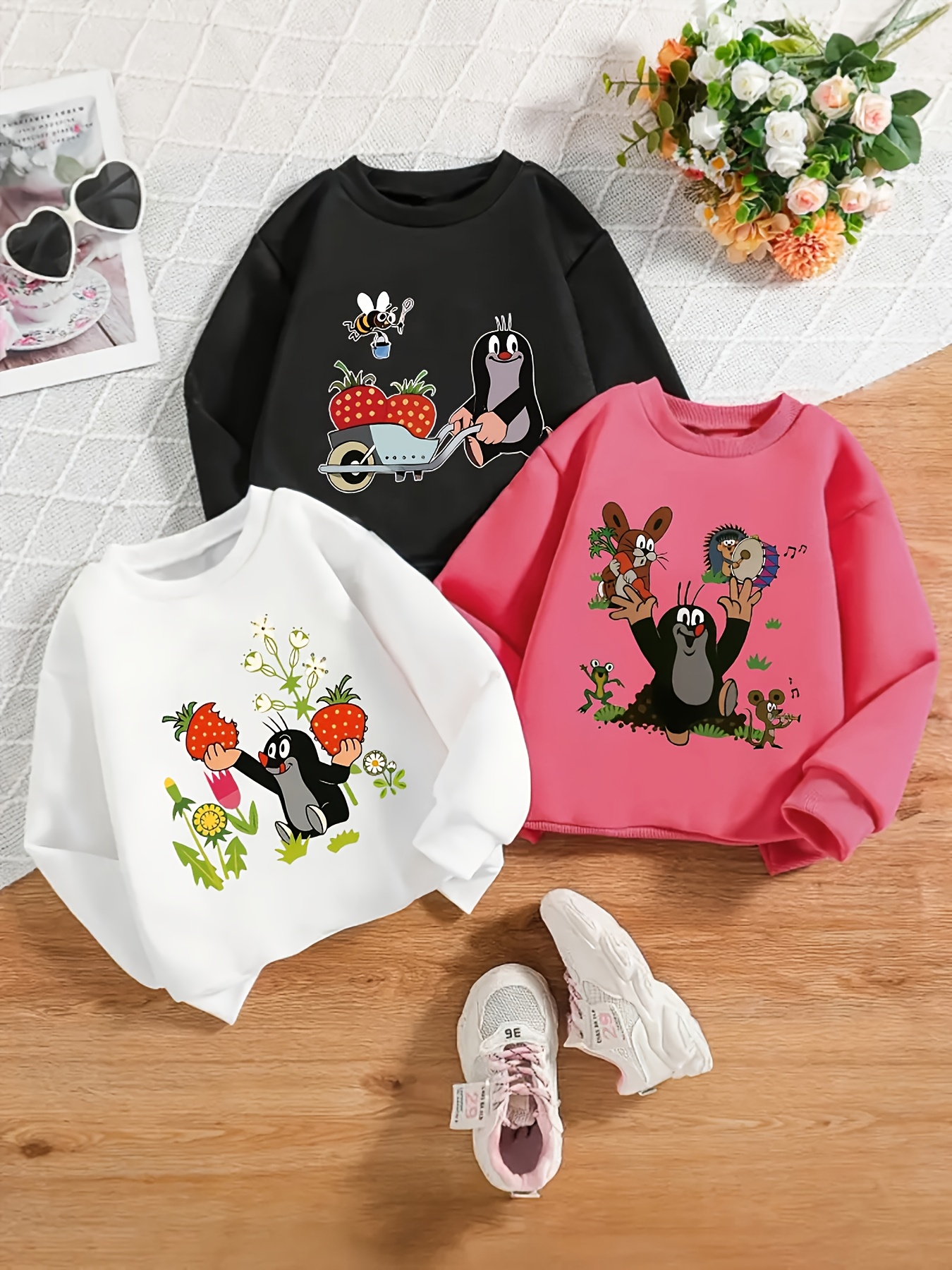 Conjunto de camisola de   comprida com   redonda para meninas, com estampado de  ,   de   e erminhos, e cena   de insetos, flores e abelhas, em   cores:  , rosa e  . Perfeito para a  , outono, inverno, festas, espetáculos, uso diário e férias.