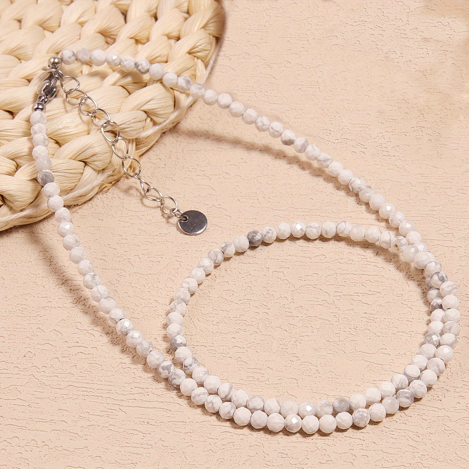 E-shop 3mm facettierte minimalistische Schlüsselbein-Halskette aus weißem Naturstein, für minimalistische Outfits, weißer Schmuck symbolisiert Frieden,