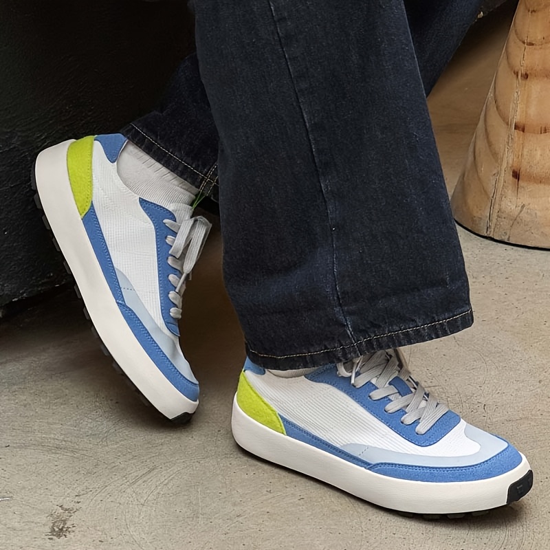 Nuevas zapatillas de skate de caña baja para hombre, estilo urbano de verano con bloques de color, diseño de contraste blanco-azul-verde, parte superior de lona transpirable, suela suave, zapatillas urbanas versátiles para atuendo casual y fotografía callejera