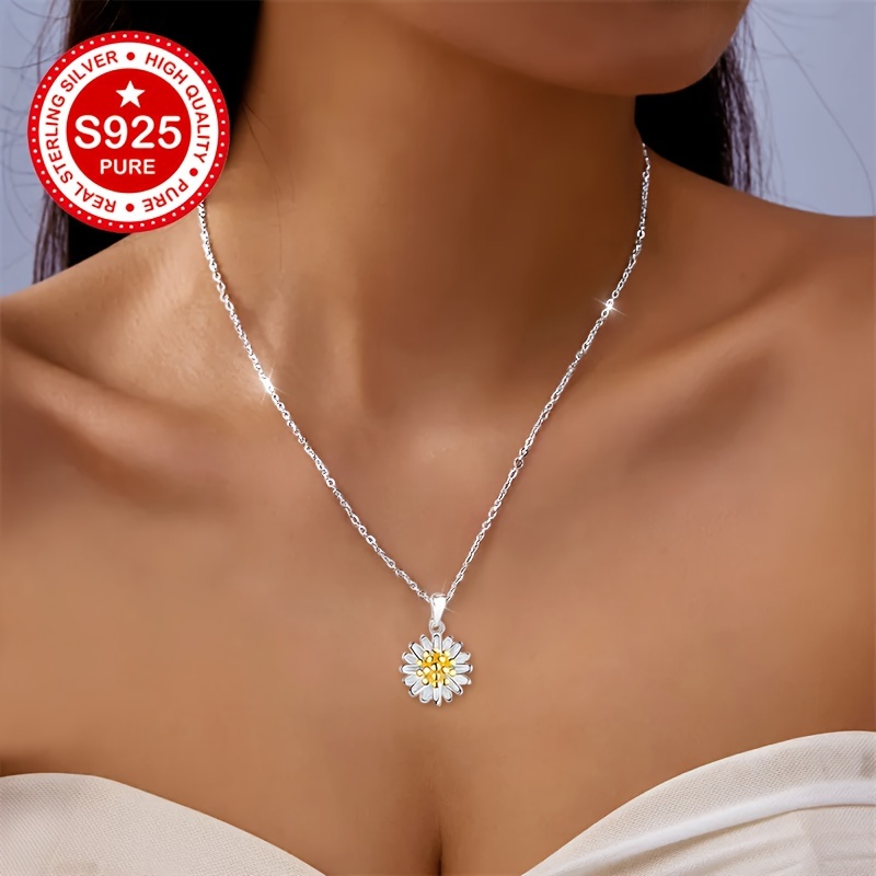 

Un collier de marguerite pour femme en argent S925, avec un design élégant et unique qui incarne un style et haut de gamme, adapté à diverses et cadeau , 2.7G et à faible allergénicité.