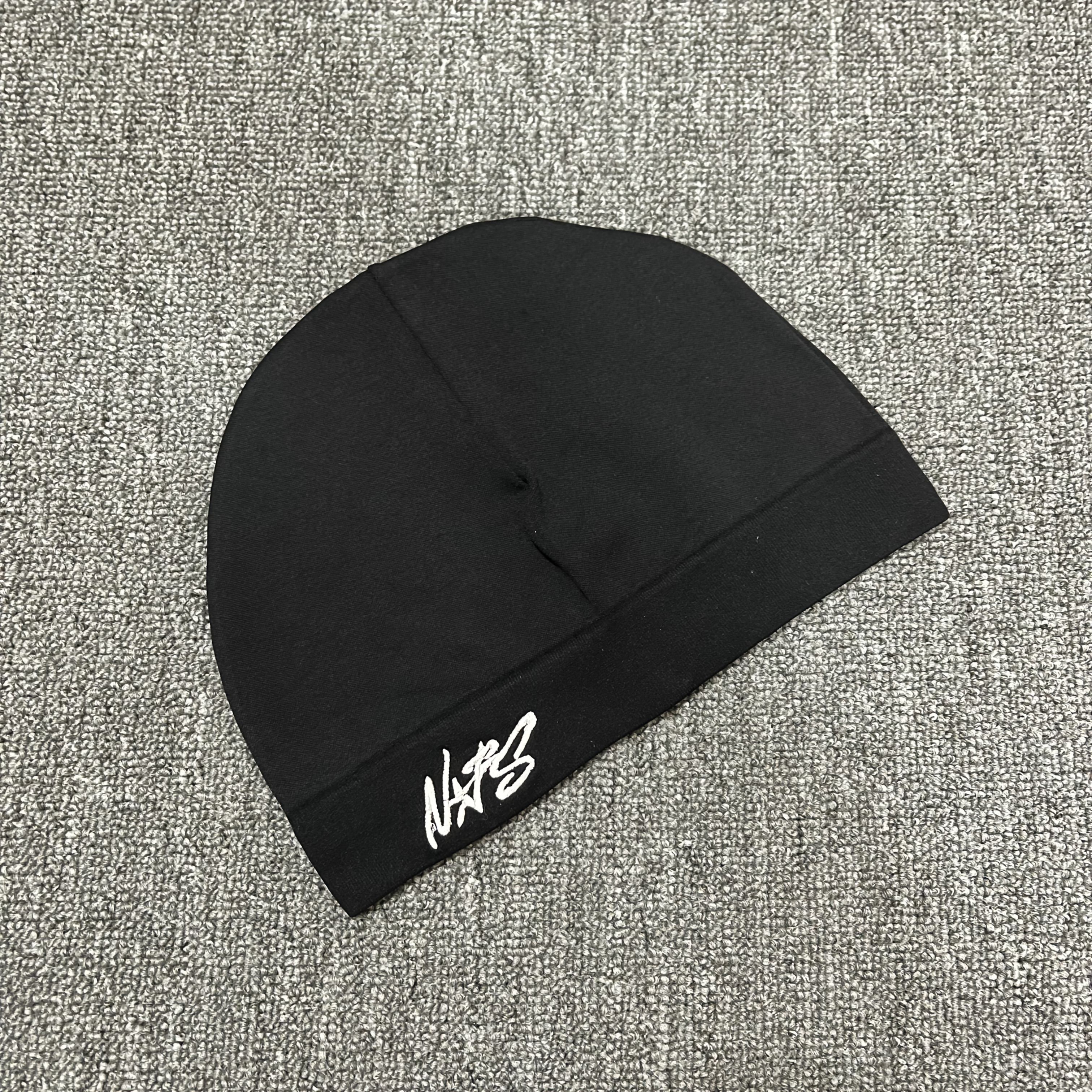 E-shop Retro Stretch-Beanie-Mütze mit geprägtem (ohne Nähen) Buchstaben 'N' & 'F' Logo-Druck – Unisex Wintermütze ohne für Männer & Frauen, weiche,