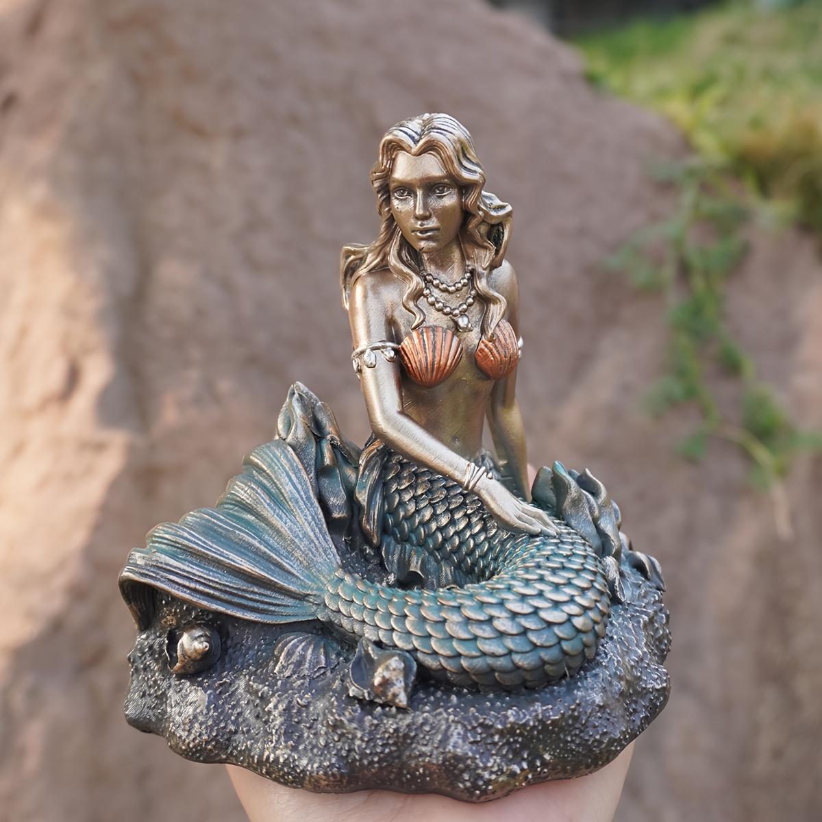エレガントな人魚女神像 - 樹脂工芸品コレクション置物 屋外庭園、パティオ、ポーチ、バルコニーの装飾に -  アーティスティックな樹脂製人魚彫刻の置物、家庭と庭園の装飾に (1個)