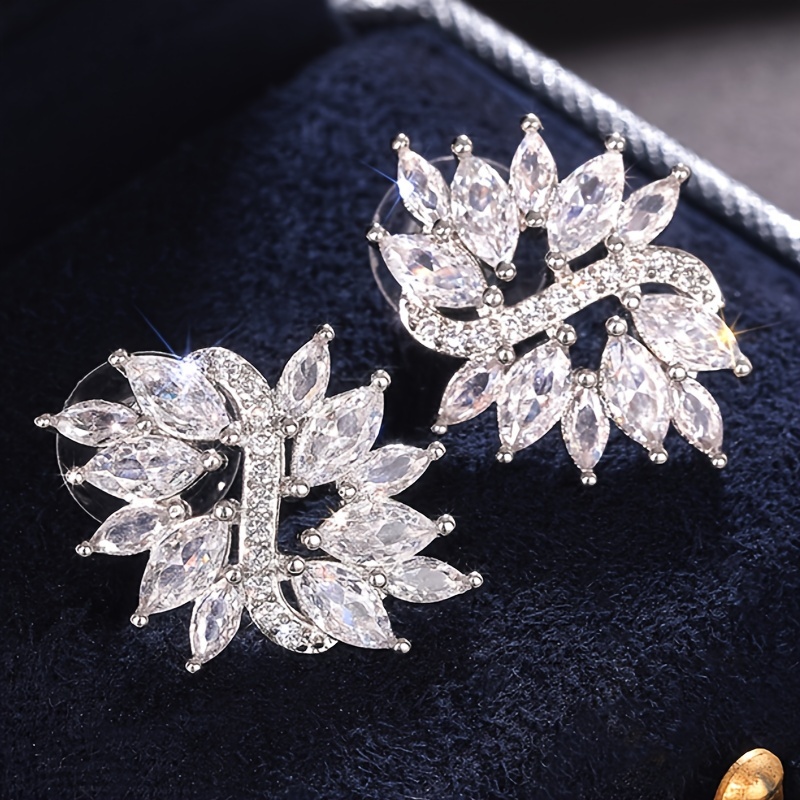 Women's Vintage Style Delicate Flower Shape Stud Earrings