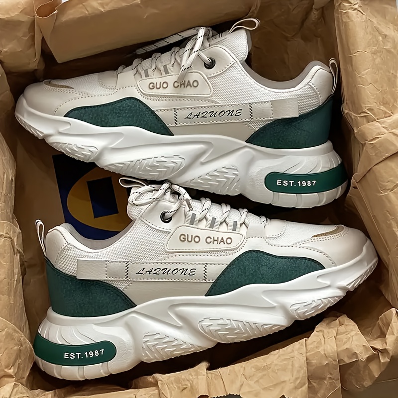 Un par de zapatillas de skate versátiles para hombre con agarre fuerte, ligeras y transpirables, elegantes y cómodas, adecuadas para viajes, paseos al aire libre y deportes, perfectas para todas las estaciones, zapatillas blancas casuales con cordones.