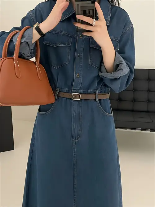 벨트가 있는 우아한 네이비 블루 데님 미디 드레스 - 시크한 긴 소매, 플랩 포켓, 신축성 없는 카고 디자인, 사계절용 기계 세탁 가능