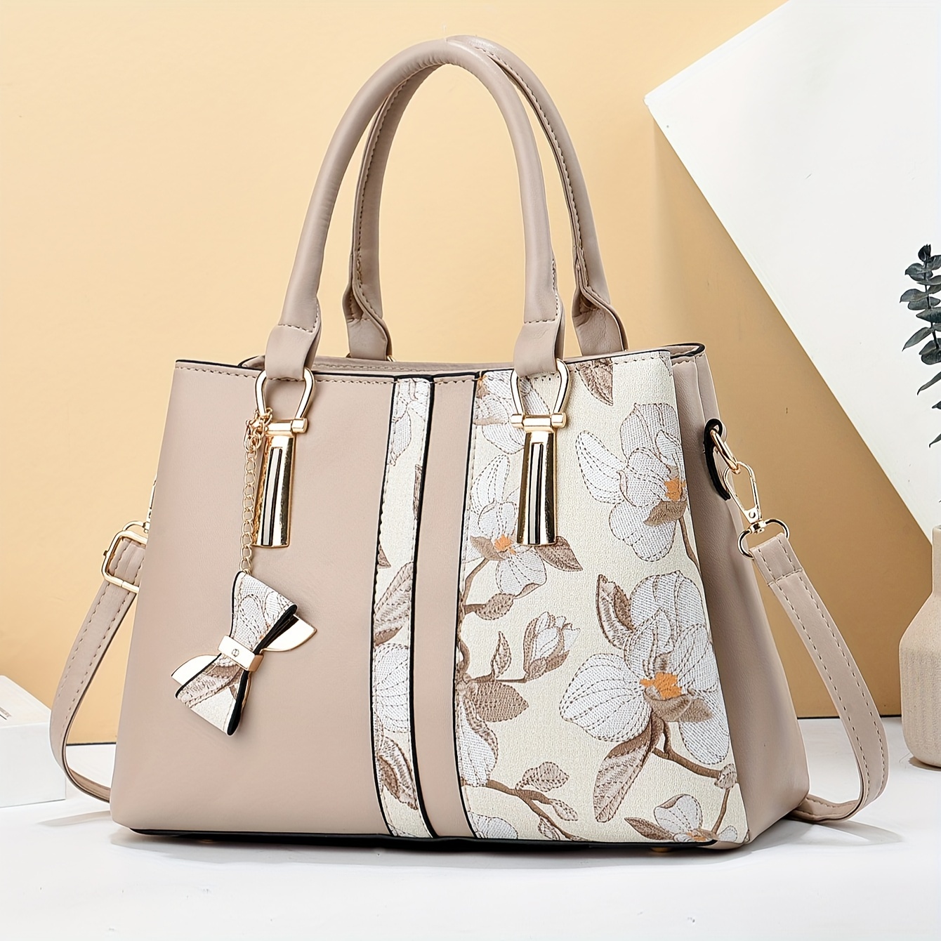 

Sac Fourre-Tout Chic à Imprimé Floral pour Femme - Spacieuse à 3 Couches avec Poches, Fermeture Éclair, Matériau PU - Disponible en , Crème, Vert, Bleu, Noir