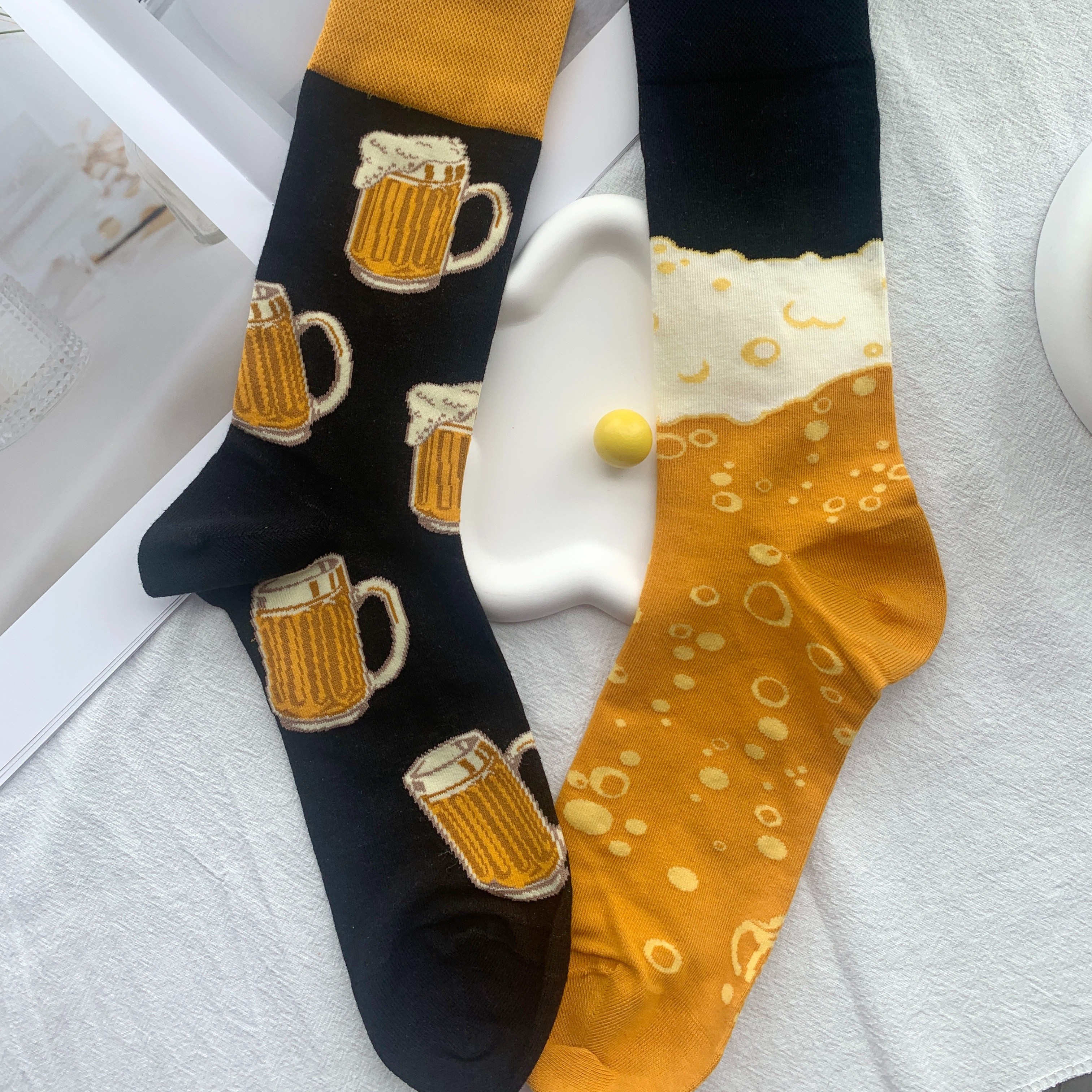 1 Pair CHAOZHU Beer Lover Socks - Fun Couples Gift for Men & Women, Extended Mid-Calf Brewing socks with Beer Mug Designs, Black & Mustard - Hand Wash Only Casual Party Casual Attire, Themed Apparel, Quirky Pattern, Soft Fabric, Sock Collectors