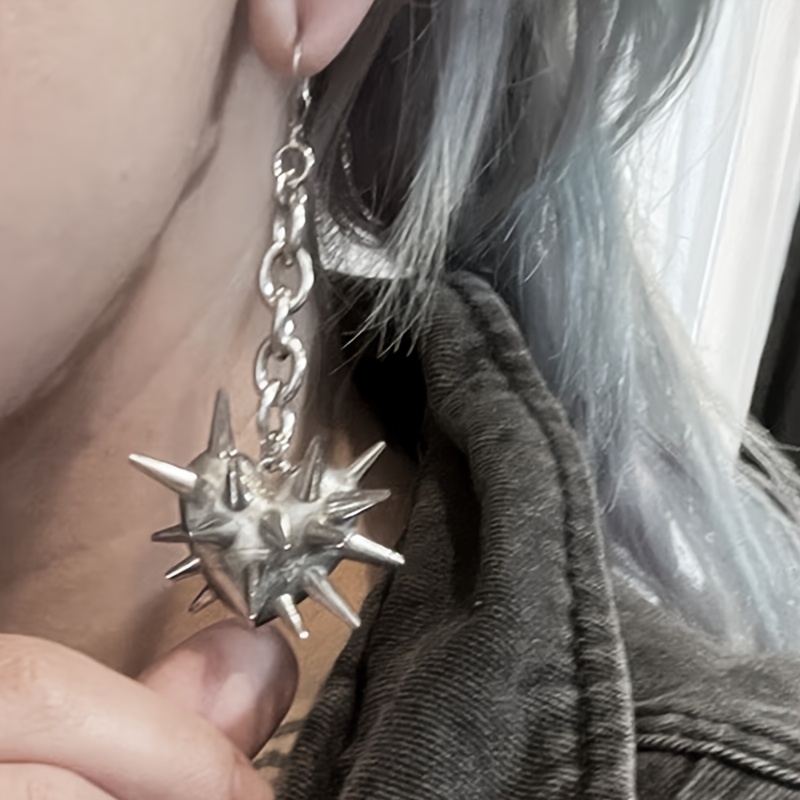 

A Pair Of Vintage Gothic-style Alloy Heart-shaped Spike Geometric Pendant Earrings, Suitable For , Parties, And Wear.