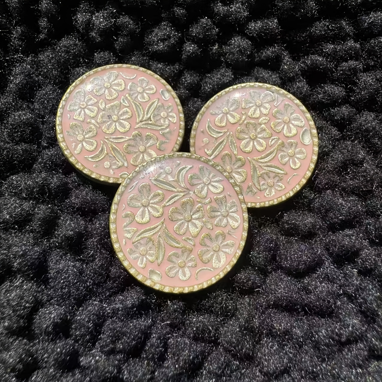E-shop 3er-Set 2 cm Französischer Hofstil Foundation Rosa Goldrand Blumen Metallknöpfe Retro Rosa Goldenes Emaille Blumenknöpfe Vintage Stil