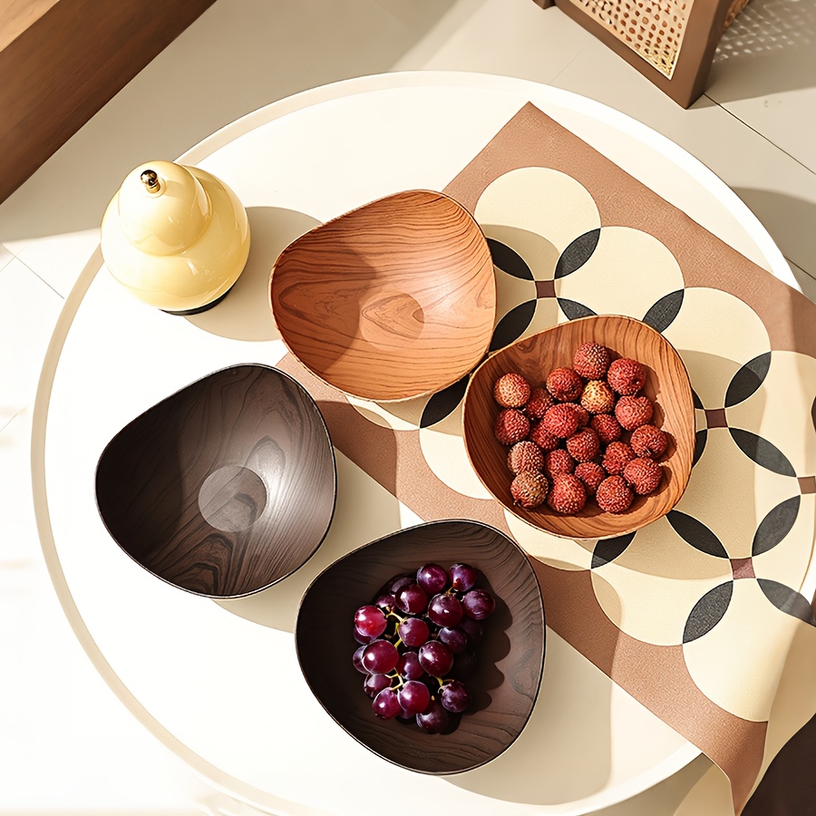 Bandeja triangular de plástico para frutas con textura similar al madera, cuenco irregular para frutas, aperitivos y frutos secos en la sala de estar, con una superficie lisa que es fácil de limpiar. Hecha de plástico duradero, esta bandeja multifuncional reutilizable para frutas es S