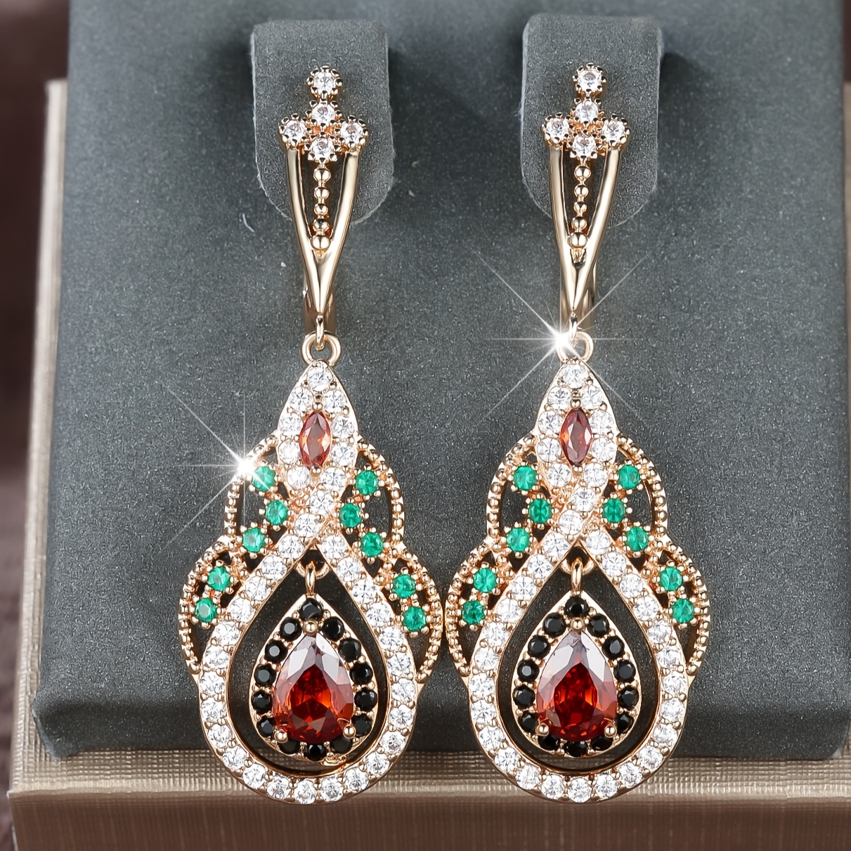 E-shop 1 Paar Vintage Boho Tropfenohrringe für Damen - Goldfarbene Blumenroter Synthetischer Zirkonia & Grüner Hänge-Schmuck, Valentinstagsgeschenk,