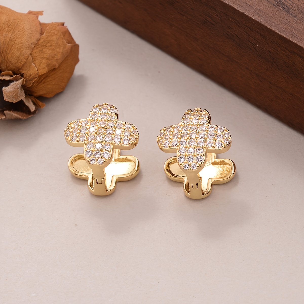 TEMU A Pair Of Fashionable And Exquisite Copper Women's Holiday Gift Versatile Earrings