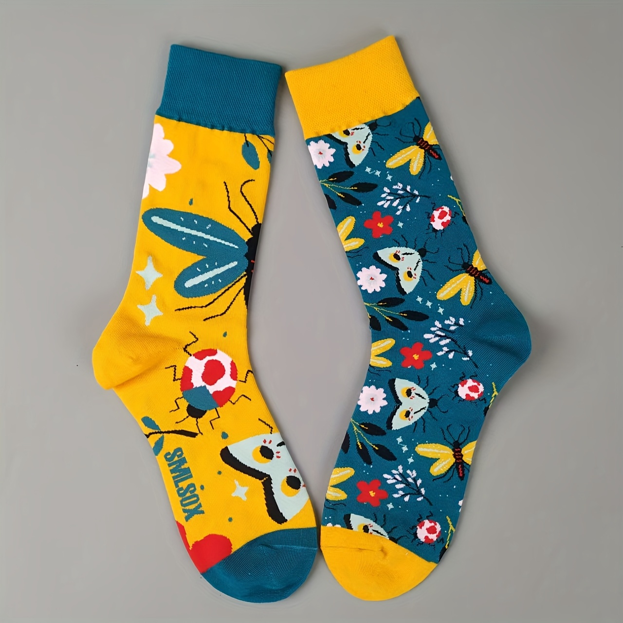 E-shop 1 Paar Herrensocken mit kreativem asymmetrischem Insekten-Party-Schmetterlings-Liebesblumen-Muster bis zur Wade