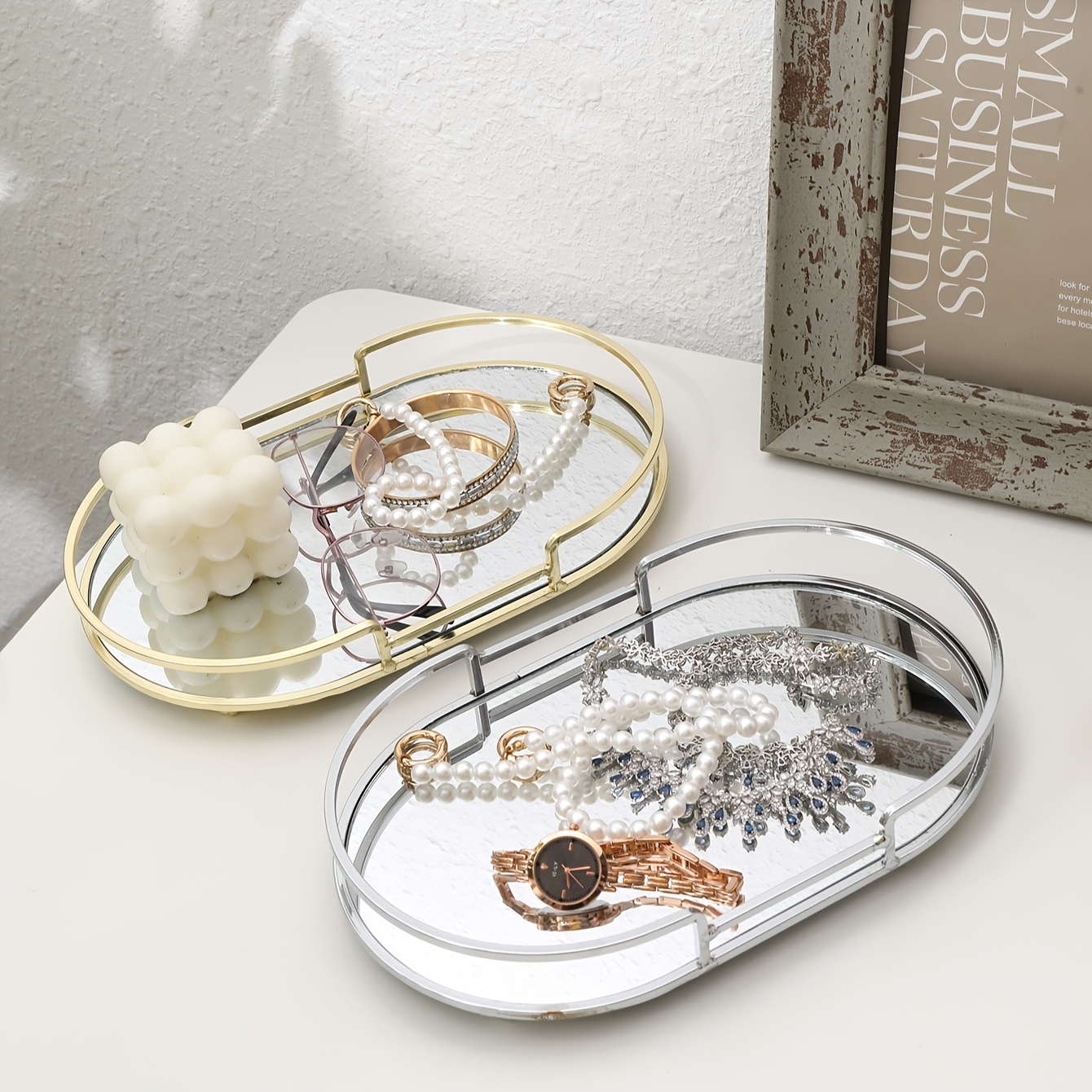 

An Oval Tray With A Touch Of Luxury, Perfect For Storing Items In A Bathroom Or On A Table, Suitable For Holding Makeup Or Cups On A Coffee Table, And Can Be Used As A Decorative Piece In A Home.